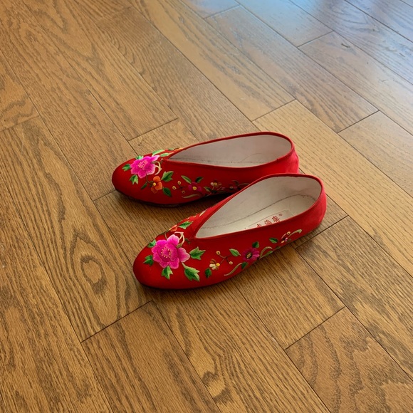 Chinese fabric flats with fine floral embroidery. - Picture 2 of 4